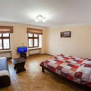 в центрі на вулиці вірменській 12 є дві спальні двуспальні ліжка Апартаменты